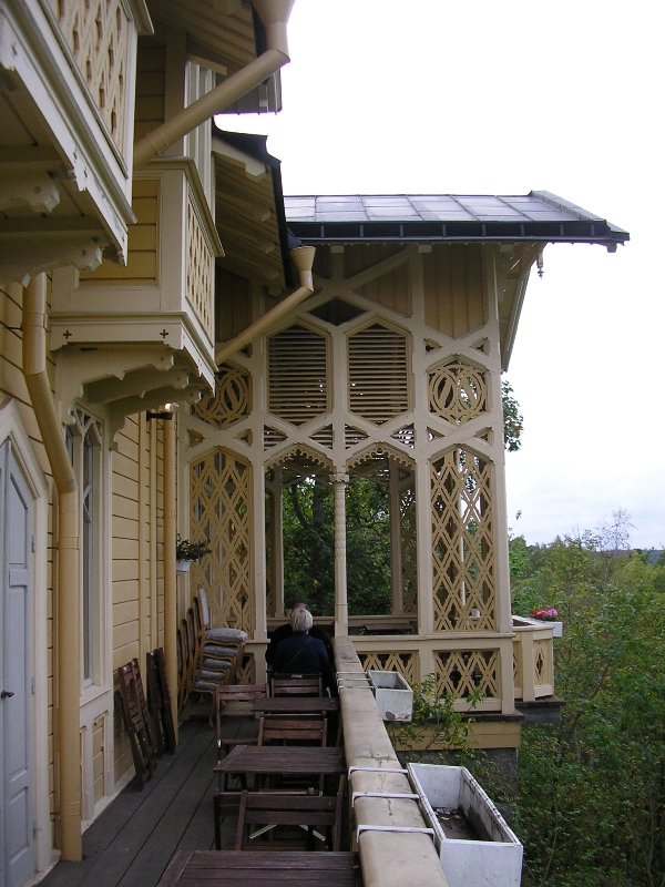 Balkongen och altanen. Foto från öster.