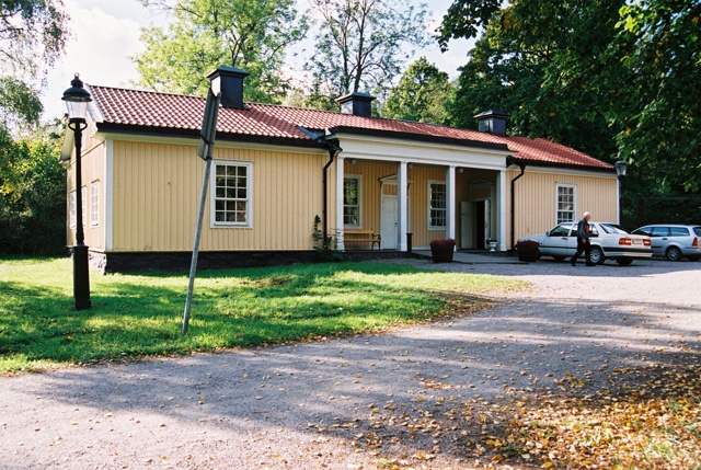 Den södra flygelbyggnadens gårdsfasad. Foto från norr.