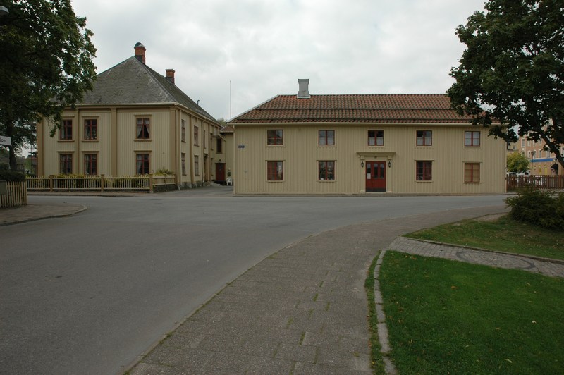 Vågmästargården, sedd från Hamngatan, till höger den östra flygeln.