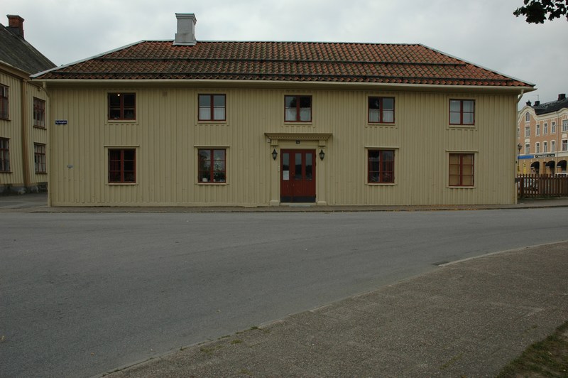 Vågmästargården, östra flygeln, långsidan med huvudentrén mot Kyrkogatan.