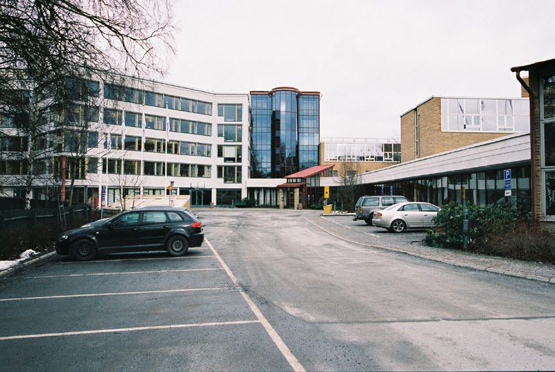 SF07-0026-031 Sthlm, Husby, Norgegatan 2, Sätesdalen 2-3, från söder. Foto taget år 2007, med tillbyggnad. 


