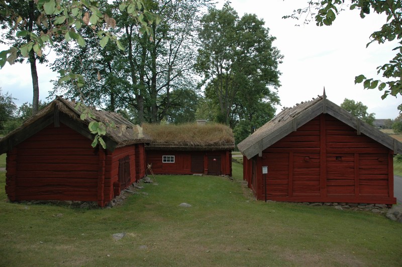 Odensåkers klockarbol. I mitten det äldsta bostadshuset, Fridhem från sent 1600-tal eller tidigt 1700-tal, till höger norra ladugården, troligen från omkring mitten av 1700-talet, och till vänster svinhuset och vedbod från senare delen av 1700-talet.