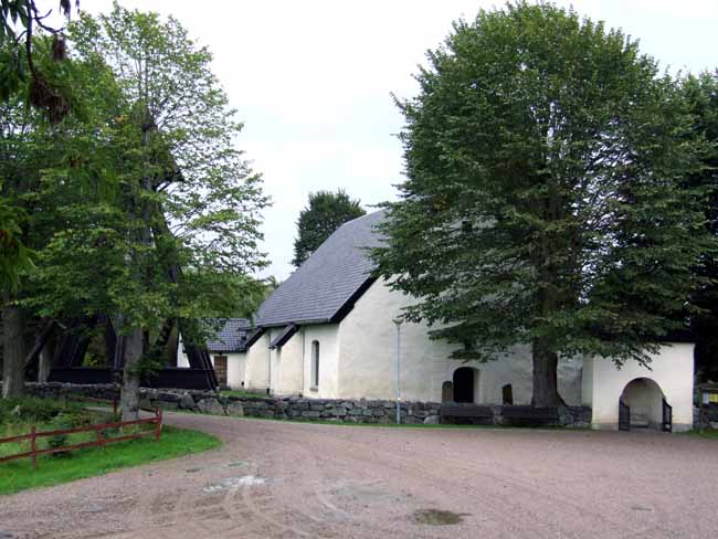 Helgesta kyrka, kyrkomiljö, kyrka, kyrkogårdsmur, stiglucka, klockstapel