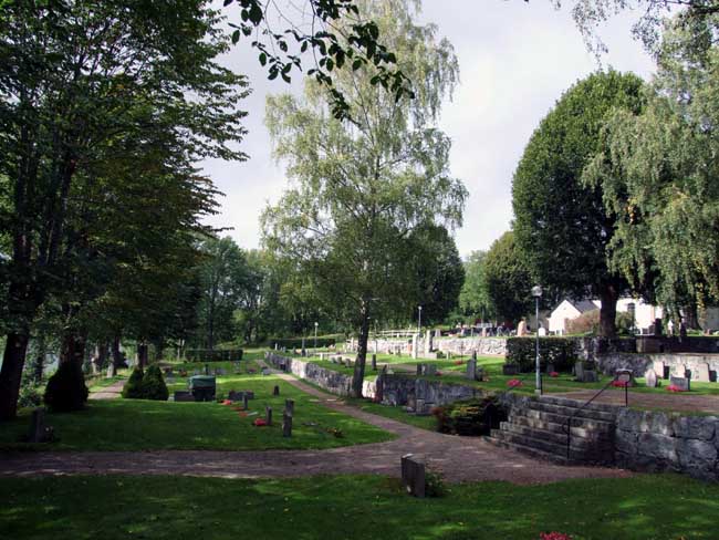 Helgesta kyrka, kyrkogård med terrasseringar