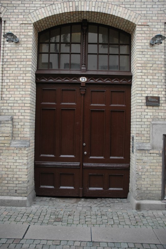 Hus nr 1 A, Magasinsgatan 13, entré till portvalv.