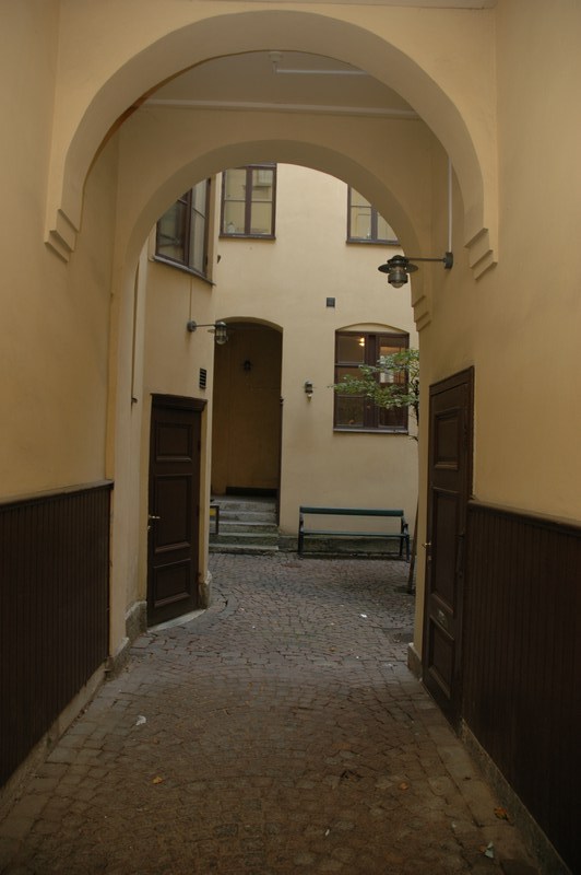 Hus nr 1 A, den slutna kvartersgården, sedd från portvalvet Magasinsgatan 13.