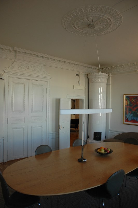 Kv Alströmer 9, Lilla Torget 4. Rum öster om Pompejanska rummet, förutom målningarna finns här samma utsmyckning i form av väggarnas boasering, dörrarnas utsmyckning med överstycken samt takets stuckdetaljer.