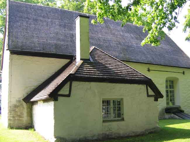 Hidinge gamla kyrka, norra fasaden med sakristia