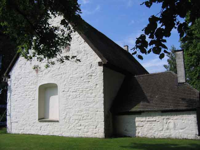 Hidinge gamla kyrka, östra fasaden