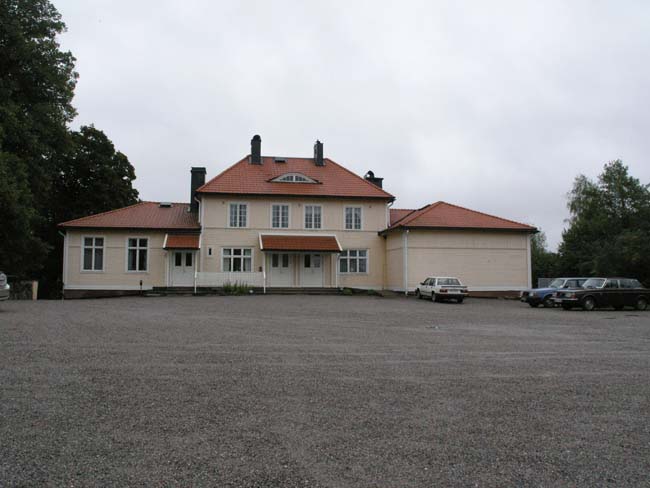 Salems kyrka, skolbyggnaden sydöst om kyrkan