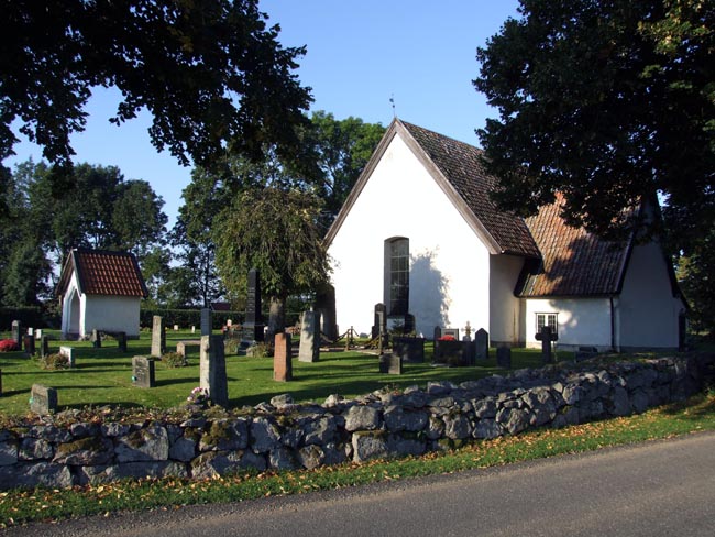 Blacksta kyrka, kyrkoanläggningen med bogårdsmur, stiglucka, långhus, sakristia och gravar