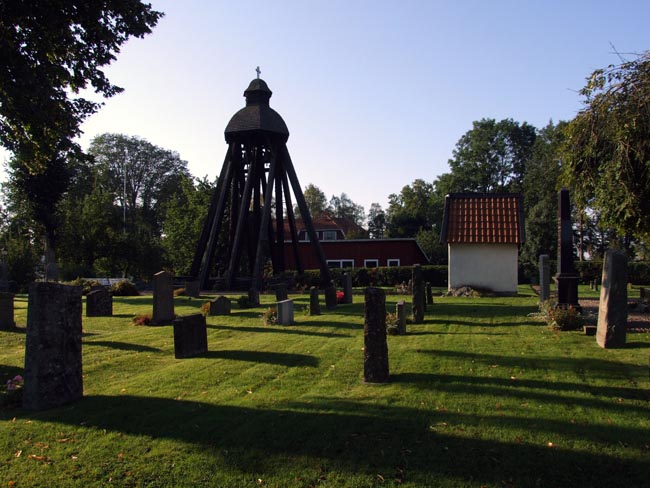 Blacksta kyrka, kyrkoanläggningen med klockstapel och stiglucka öster om kyrkan