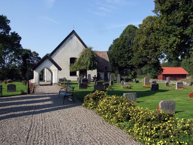 Blacksta kyrka, kyrkoanläggningen med grusgångar, stiglucka, trärader och långhusets östra gavel