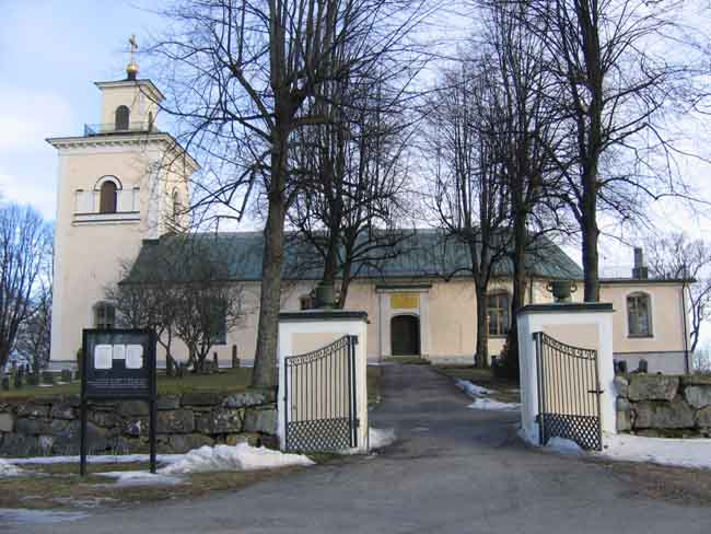 Tysslinge kyrka, södra fasaden
