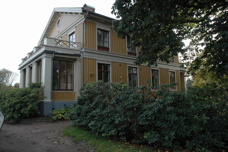 Direktörsvillan, dagens utseende med inbbyggda, pilaster- och kolonnprydda verandor är resultatet av Erik Hjelms förändringar på 1920-talet.