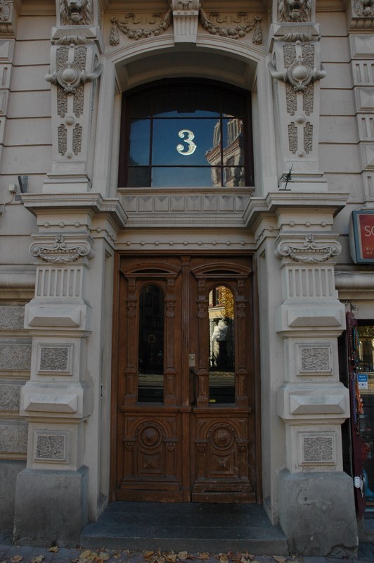 Huvudentrén, Linnégatan 3.