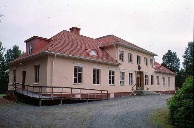 Tingshuset i Ramsele. Frontfasad med ramp samt östra gaveln.