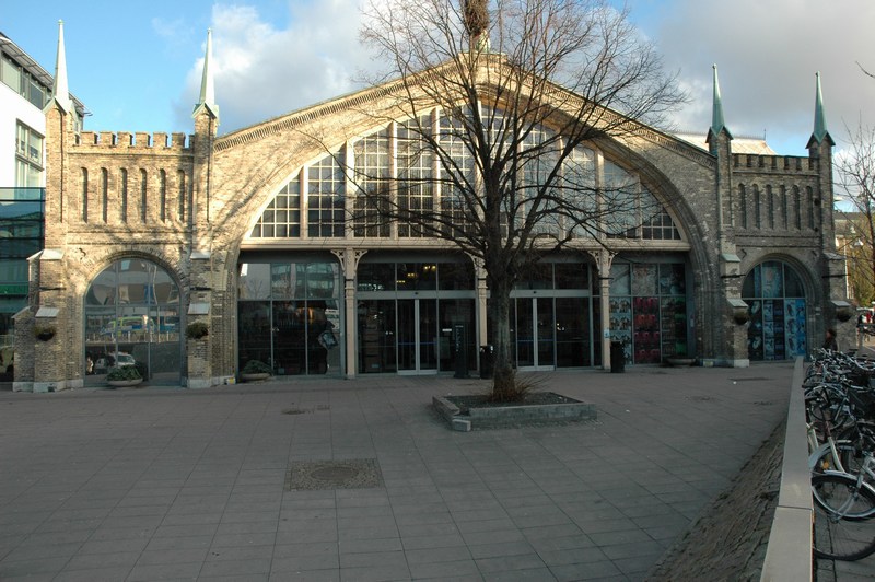 Göteborgs centralstation, vänthallens västra gavel med landets största fribärande tegelvalv. Valvet rekonstruerades vid restaureringen på 1990-talet.