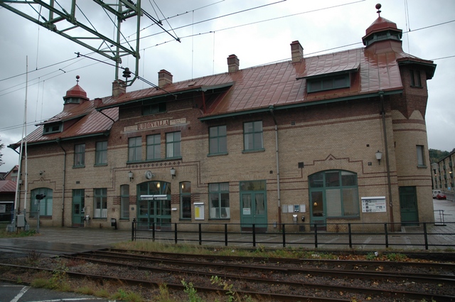 Stationshusets fasad mot spårområdet