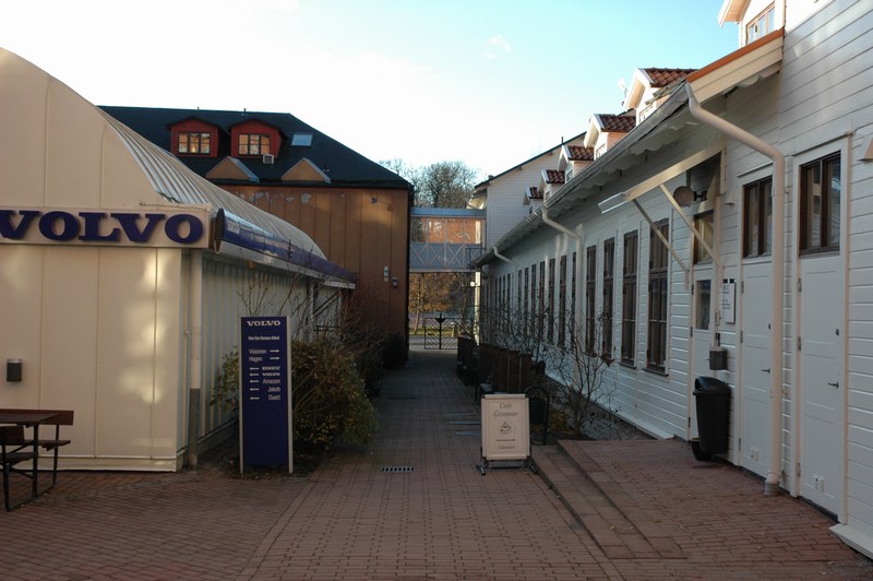 Hästskosömfabriken, gårdsmiljön: bakom tegelhuset har en bilhall uppförts.
