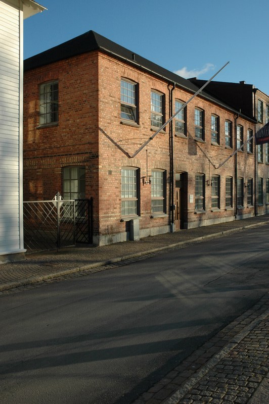 Hästskosömfabriken, tegelhusets fasad mot Åvägen.
