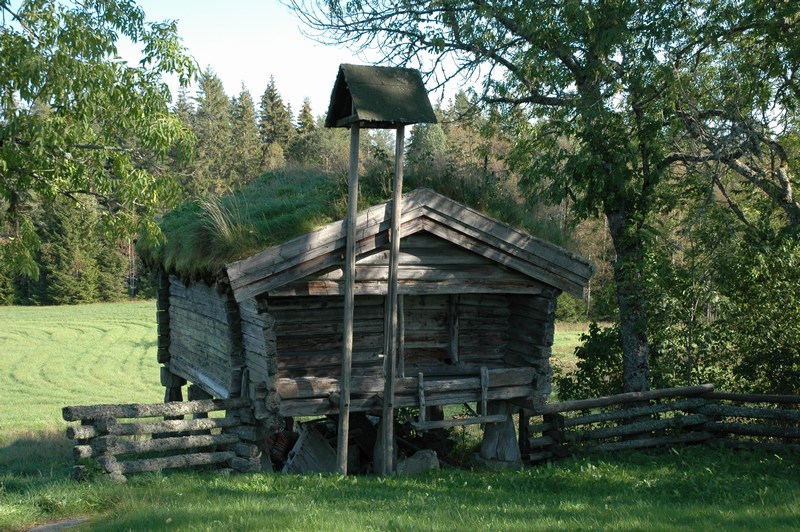 Gäserudsstugan, härbret/stolpboden från senare delen av 1700-talet, hitflyttad av hembygdsföreningen på 1930-40-talet.