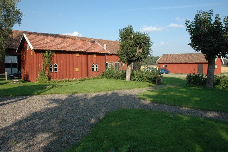 Anestad västergården, mangården med sädesmagasinet i förgrunden till vänster, längre bort till höger om detta syns vedboden, bakom magasinet skymtar ladugården.