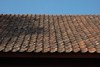 Anestad västergården, ladugården, fähusdelens tak har handslagna tegelpannor.