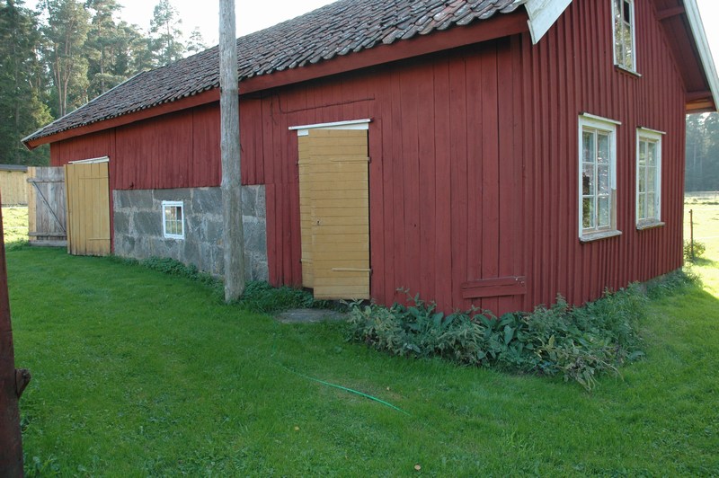 Anestad västergården, byggnaden som inrymmer brygghus (närmast), källare och vagnbod.