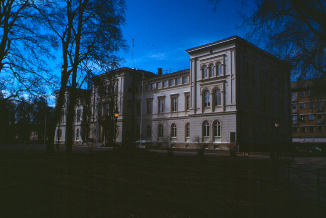 Rådhuset betraktat från parken.