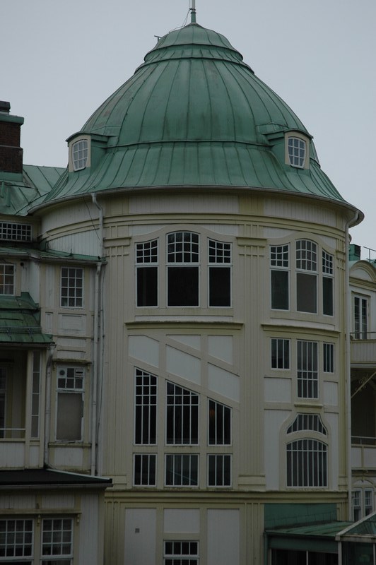 Vintersanatoriet, tillbyggnaden 1907, de båda byggnadskropparna förbinds av den runda entrédelen med trapphus.