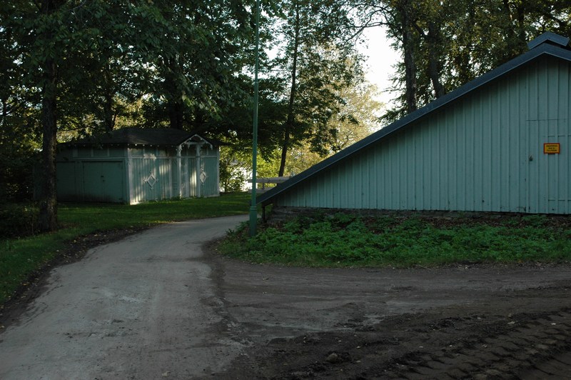 Vattenreservoarens överbyggnad, i bakgrunden förråd eller vagnsbod, Mössebergsparken 49:10 Husnr 9.