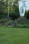 Överläkarebostaden från 1922, villan ingår i en egen parkliknande trädgård, bl a med en kalkstensterass. 