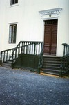 Gamla rådhuset i Härnösand. Entréparti - trappa.