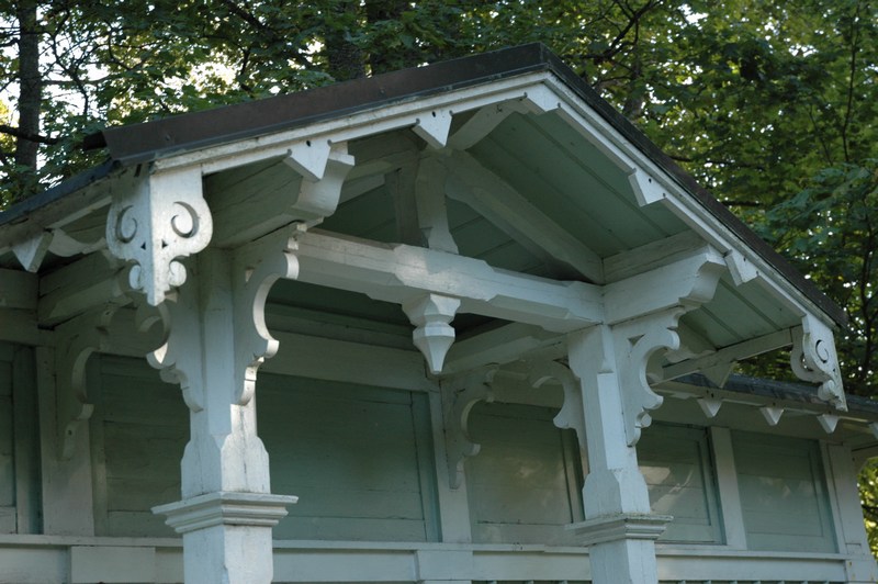 Fd vagnsbod eller liknande från 1880-1890-tal, kännetecknande för tiden är att även en enkel byggnad kunde förses med avancerade snickerier.