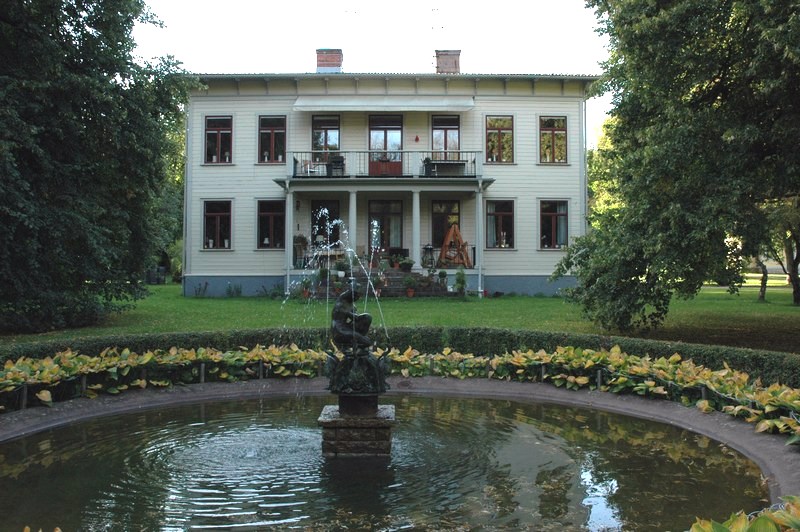 Mössebergsparken nr 2, "Societetsvillan", den fd badhusbyggnadens bevarade mittparti som inrymde sällskapslokaler. 