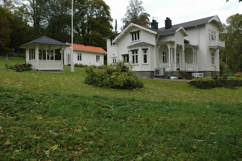 Mössebergsparken nr 27, till vänster lusthuset, i bakgrunden garaget, fd, uthus och hönshus.