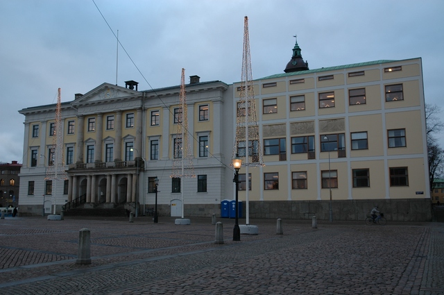 Det gamla rådhuset uppfördes 1668 efter ritningar av Nikodemus Tessin d ä. Tillbyggnaden uppfördes 1935-37 efter en arkitektävling som vanns av E G Asplund