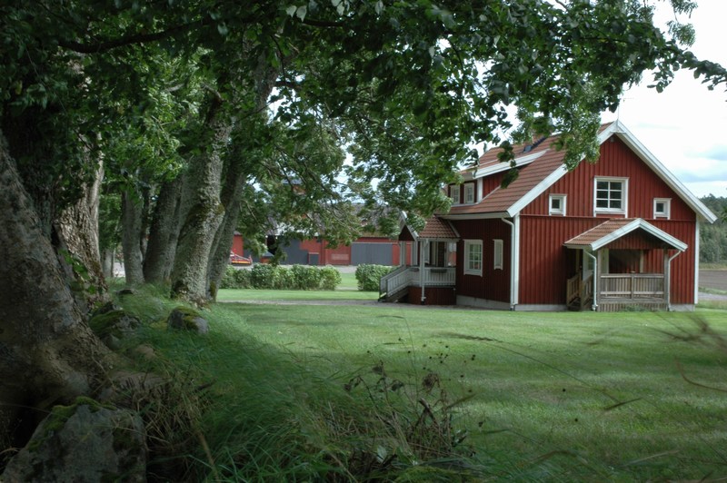 Hedåkers säteri, arrendatorsbostaden, i förgrunden stengärdesgård och trädrad ned mot ladugårdsbacken.