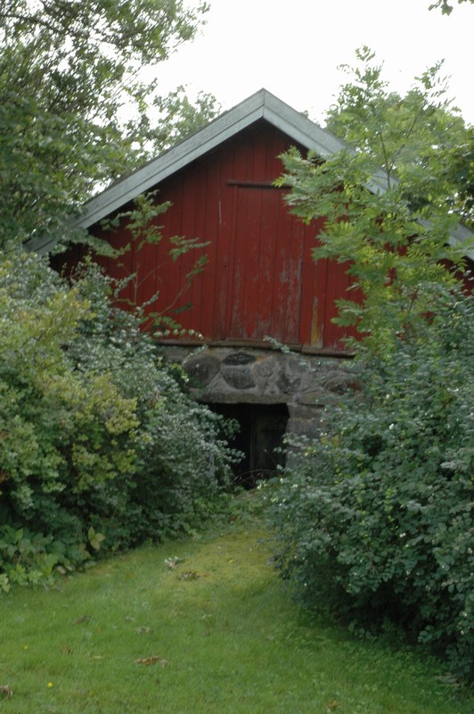 Hedåkers säteri, källare och visthusbod söder om mangårdsbyggnaden.