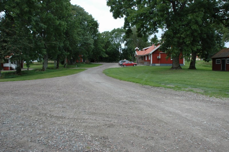 Hedåkers säteri, vägen mellan ladugårdsbacken och mangården, till höger gårdskontoret, fd statarbostad, med hönshus till höger, på vänstra sidan arrendatorsbostaden bakom trädraden.