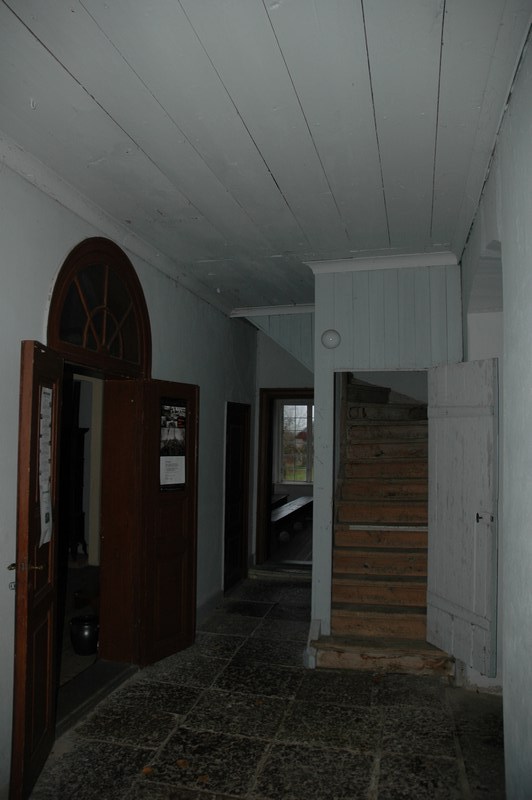 Kållängens tingshus, förstuga med trappa till vinden, längst bort syns kammaren mot NV, tingssalen ligger till höger, ytterdörren till vänster i bild.