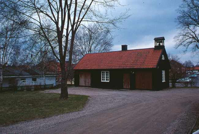 Bakom tingshuset står ett uthus, möjligen ursprungligen stallbyggnad, med klockstapel och tingsklocka.