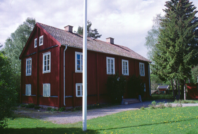 Tingshuset i Västerhaninge, frontfasad över hörn.
