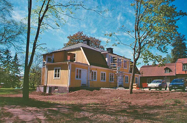 Tingshuset i Barkaby,  frontfasad över hörn.