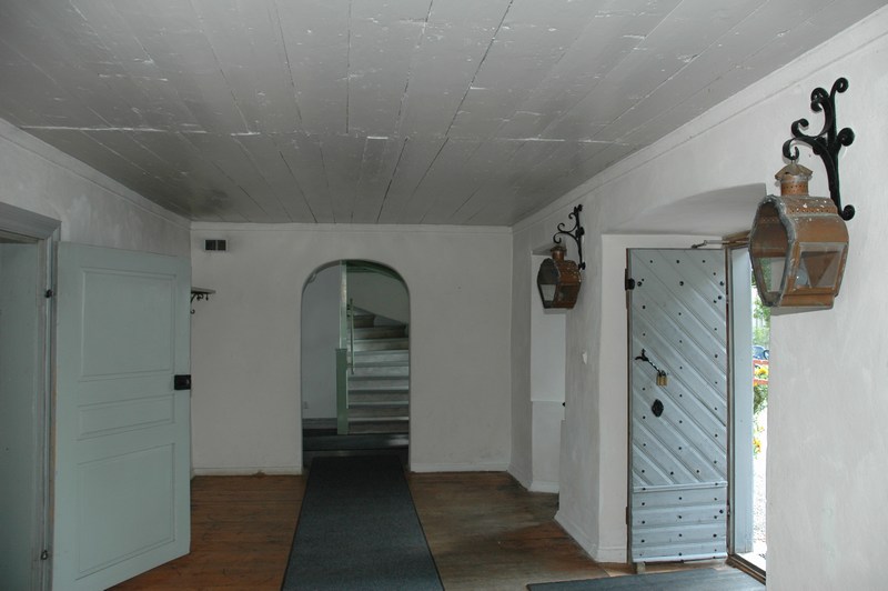 Gäsene gamla tingshus, förstuga, i bakgrunden trapphuset, trappan tillkom troligen vid renoveringen 1956.