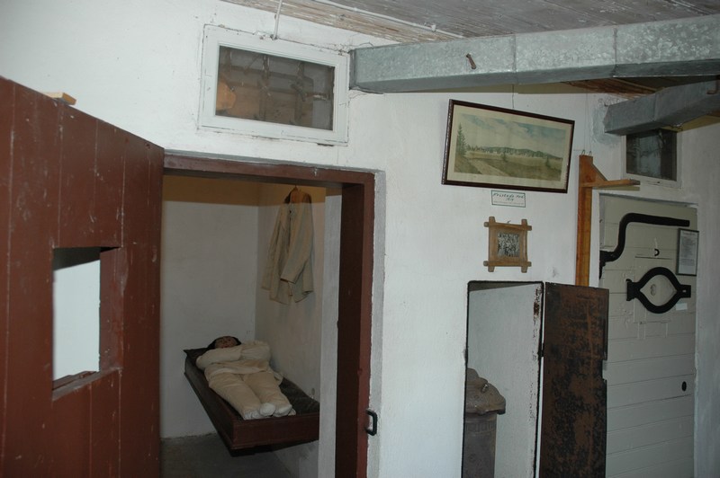 Gäsene gamla tingshus, häktet med bevarad cellinredning.