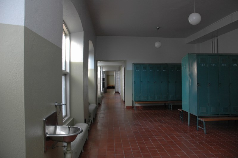 "Maskinverkstaden". Personallokalerna i den entresolerade delen från 1950-talet omfattar två avdelningar med omklädningsrum med förvaringsskåp och klädhängare samt dusch och tvättrum, bilden visar den ena avdelningens omkädningsrum i byggnadens nordöstra del.