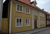 Kvarteret Baggen 5, huset mot Västerlånggatan från omkring slutet av 1600-talet är den skyddade byggnaden, även om byggnadsminnesbeslutet avser hela fastigheten.