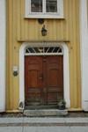 Kvarteret Baggen 5, huset mot Västerlånggatan, ytterdörr i gustaviansk stil.